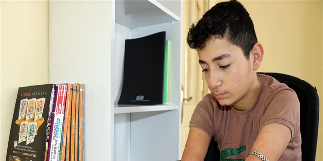 Doğuştan engelli Nakşin'in azmi: Lise eğitimine evinde başladı