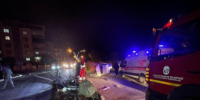Hatay'da aydınlatma direğine çarpan otomobil hurdaya döndü