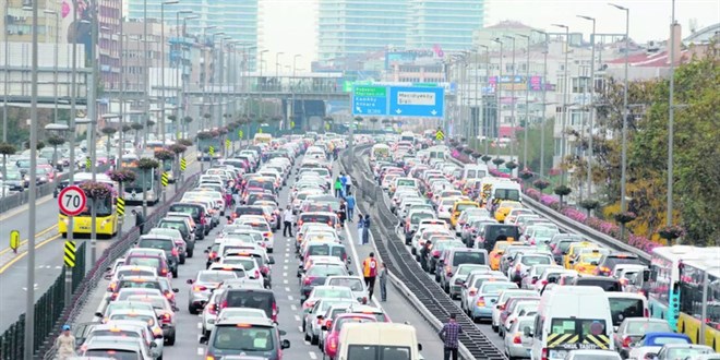 Hafta ortasında İstanbul'da trafik felç oldu