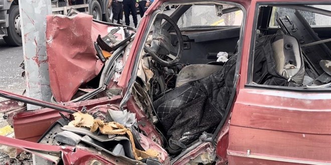 Aydınlatma direğine çarpan otomobil hurdaya döndü: 1 ölü