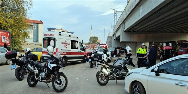 Üç tekerlekli elektrikli bisiklet, otomobilin altında kaldı; sürücü öldü