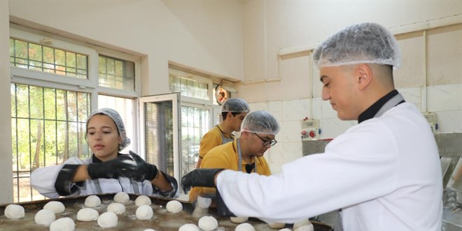 Öğrenciler fabrika gibi çalışıyor! 18 okuldan 230 milyon lira ciro