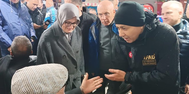 Bakan Yerlikaya, deprem bölgesinde incelemelerde bulundu