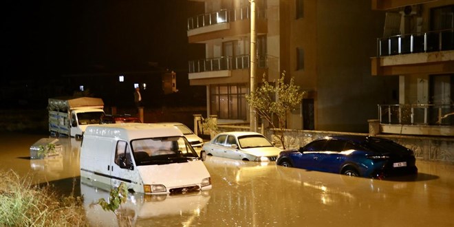 İzmir'de sağanak etkili oldu