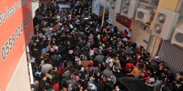 Adana'da ödüllü deneme sınavı izdihamı