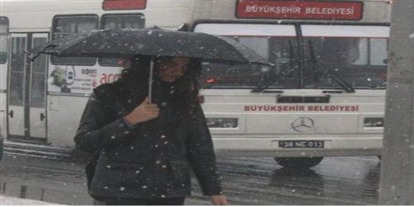 Kayseri güne karla uyandı