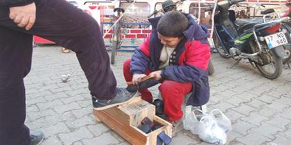 Ayakkab boyayarak ailesini geindiriyor