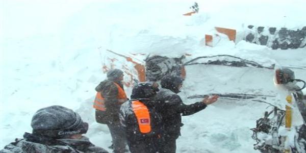Dozer operatörü çığ altında kaldı