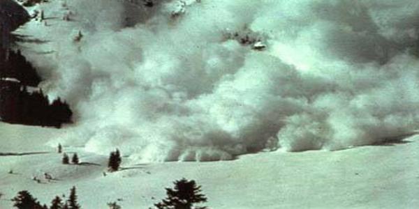 Tunceli-Erzincan karayoluna çığ düştü