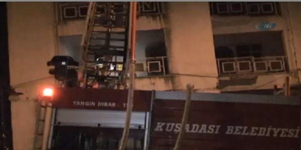 Tinerci gençler, boş bulunan iki otel ile iki evi yaktı