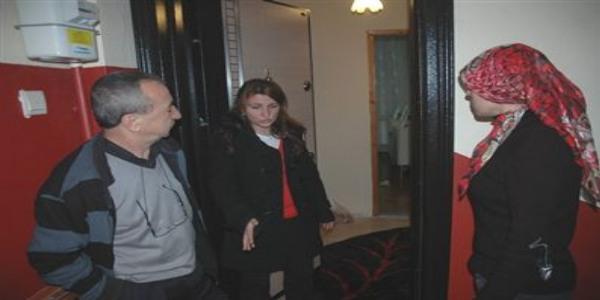 Başına demirle vurup bayılttığı kadının bileziklerini çaldı
