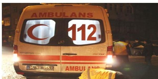 Ambulans buz tutan yolda mahsur kaldı