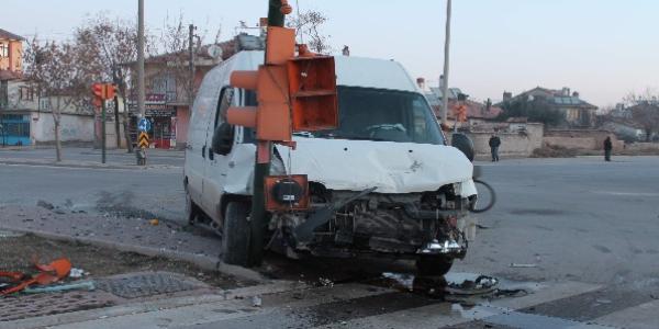 Minibüsle öğrenci servisi çapıştı: 1 yaralı