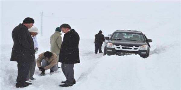 Yol açma çalışmalarını denetlemeye giden ulaştırma müdürünün aracı kara saplandı