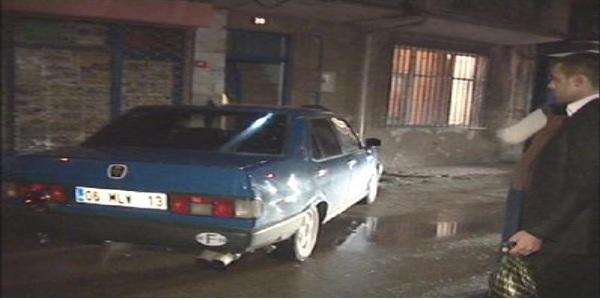 Otomobil doğalgaz kutusuna çarptı, mahalleli sokağa döküldü
