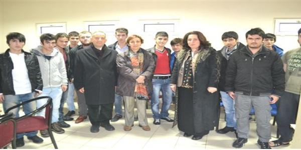 Düzce Üniversitesi Rektör'ü Şerifoğlu'ndan gıda zehirlenmesi geçiren öğrencilere ziyaret