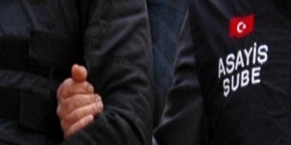 Öğrencilere uyuşturucu satan 2 kişi yakalandı