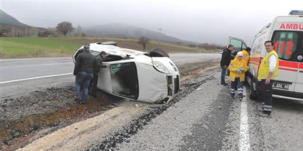Beyşehir'de otomobil devrildi: 2 yaralı