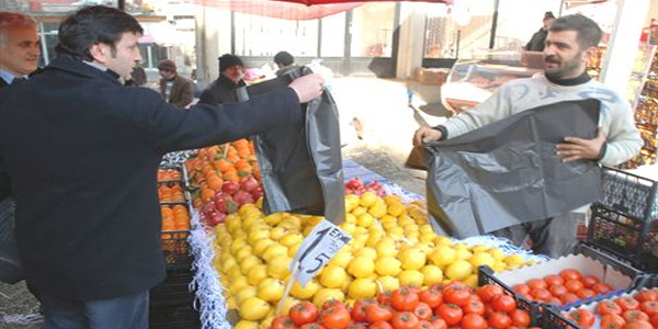 Semt pazarı esnafına ücretsiz çöp poşeti