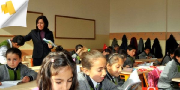 'Öğretmenler okullara başörtülü girebilir'