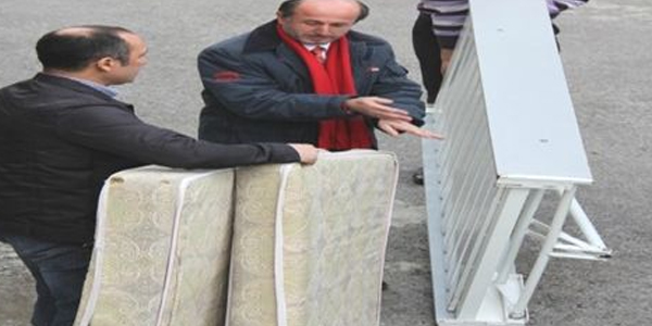 Evi yanan 2 aileye eşya yardımı