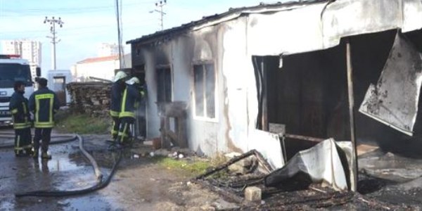 Üç gündür yangın çıkan işçi barakası yıkıldı