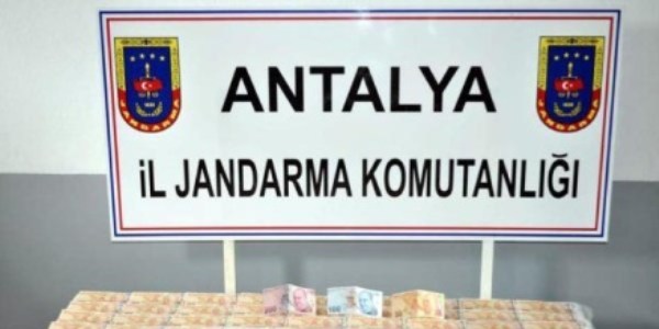 Sahte paralar jandarmaya takıldı