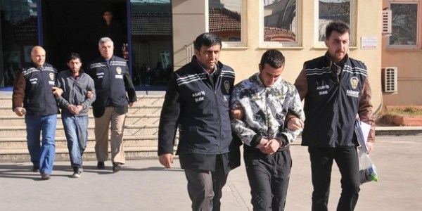 Arkadaşlarıyla çalıştığı iş yerini soydu