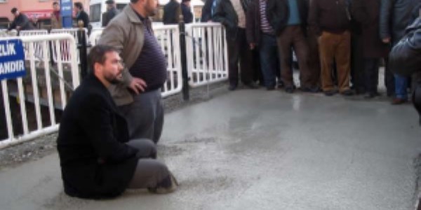 İmam protesto için, beton harcın içine girdi
