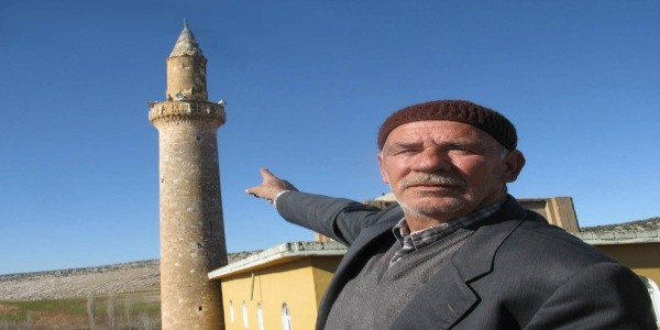 Tarihi minare yetkililerin ilgisini bekliyor