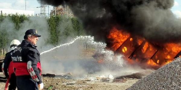 Kardan yolu kapanan köyde çıkan yangında 3 ev kül oldu