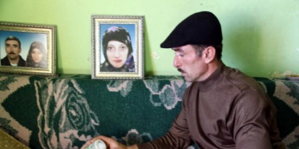 Annesi ölen bebeğe özürlü babası bakıyor
