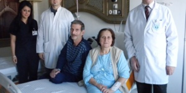 Eşinin diyalize girmesine müsaade etmedi, böbreğini verdi