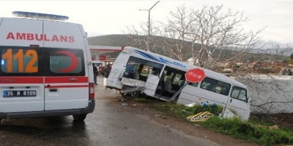 TIR'la öğretmen servisi çarpıştı: 1 ölü, 6 yaralı