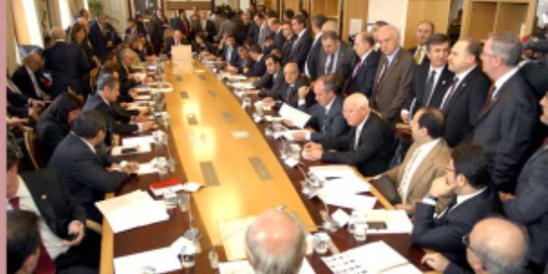 Anayasa'da memur yerine 'kamu görevlisi' yazacak