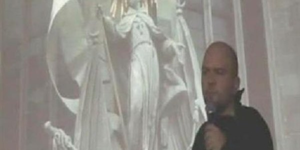 Konuşmacı konferansa geçikince, Kuran okundu