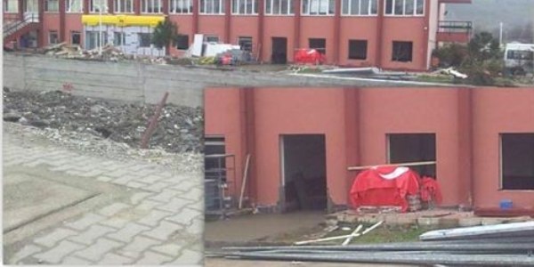 Üniversitede çimento ıslanmasın diye üzerine Türk Bayrağı koydular