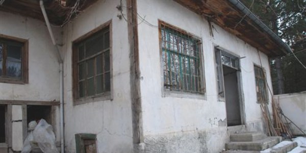 Mezarlığa modern lojman