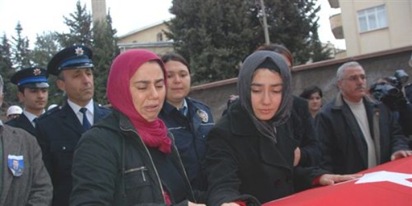 Şehit polis memurunun cenazesi baba ocağında