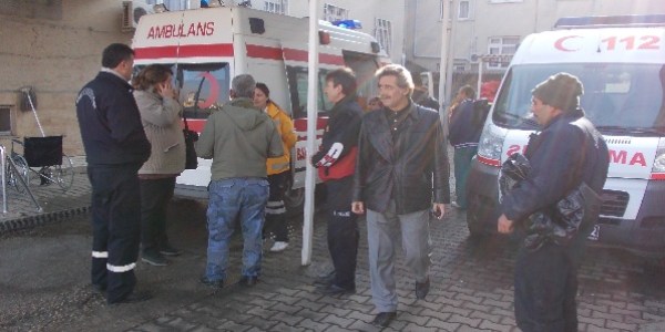 Belediye aracı devrildi, iki personel yaralandı