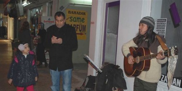 Japon turist gitarıyla Silifke sokaklarını şenlendirdi