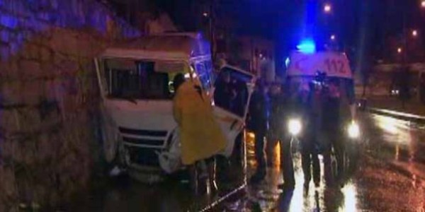 Kayan minibüs istinat duvarına çarptı