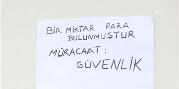 Bulduğu paranın sahibini duvara astığı yazıyla arıyor