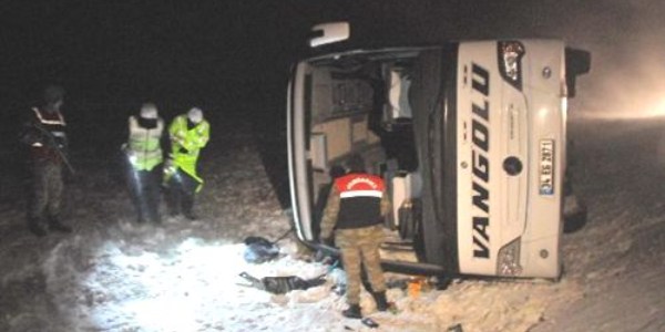 Sivas'ta yolcu otobs devrildi: 15 yaral