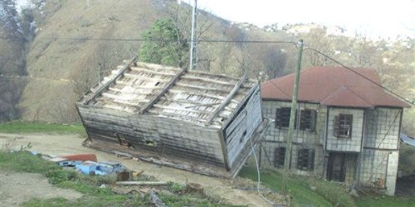 Şiddetli rüzgar samanlık yıktı