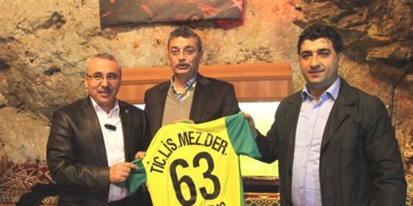 Vali Güvenç, öğrencilerle maçta ter döktü
