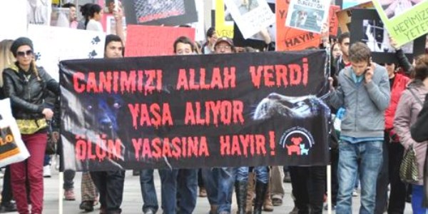 Antalya'da hayvanseverler yeni kanunu protesto etti
