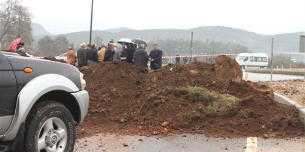 Köylüler yol kapattı