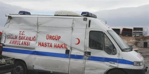 Ambulans buzlu yolda devrildi