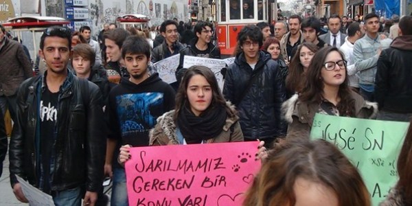Taksim'de gördüklerine sarıldılar